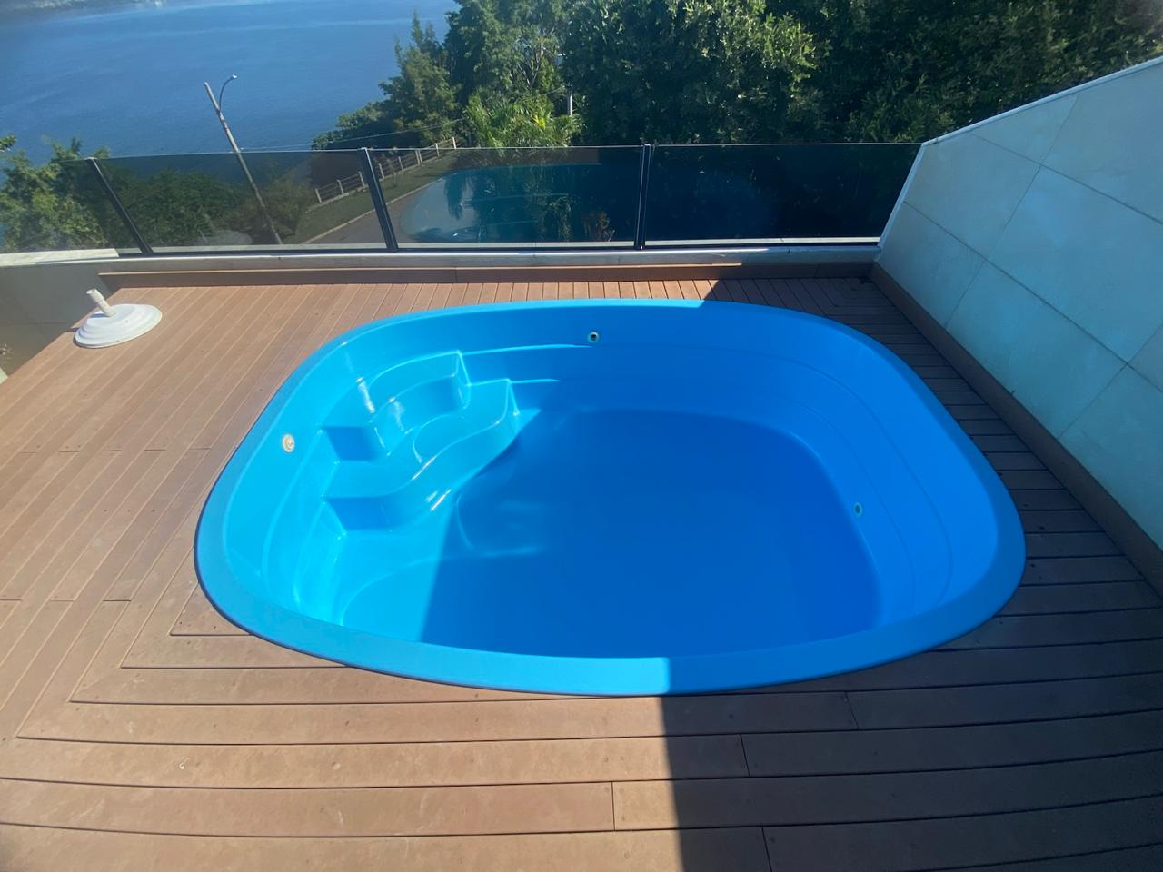 Reforma e pintura em piscinas de fibra